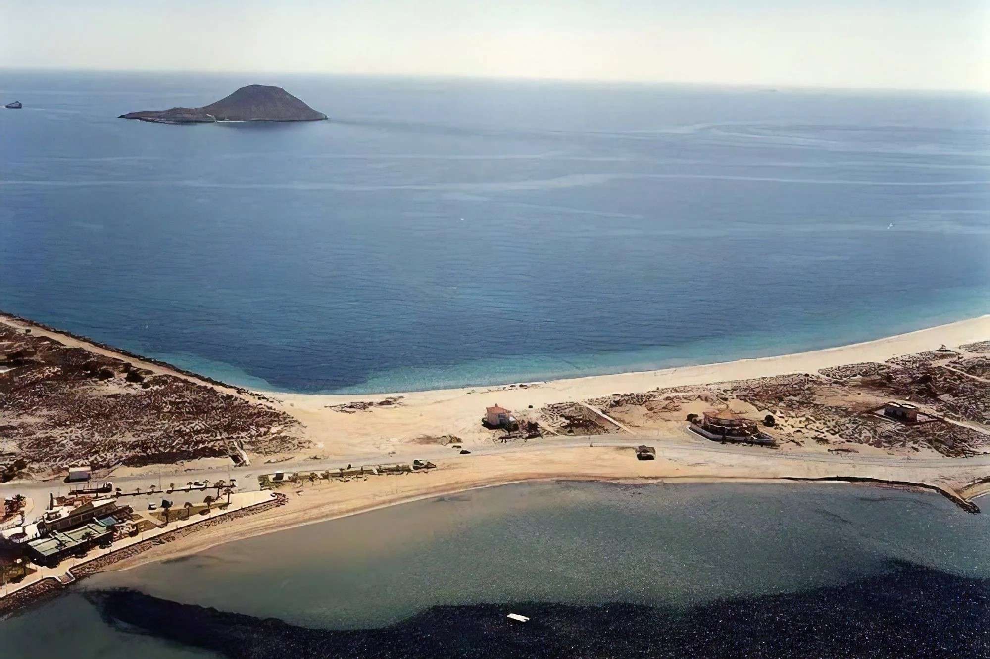 Ample vision of La Manga Del Mar Menor, where the Playa Mistral is located.
