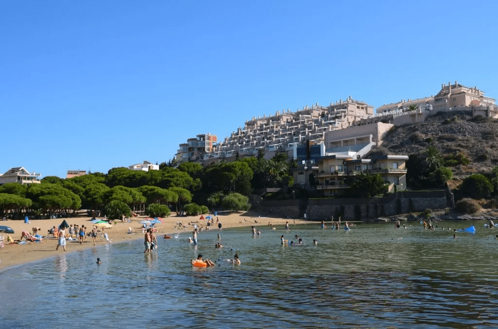 Cala del Pino landscape with tourists.