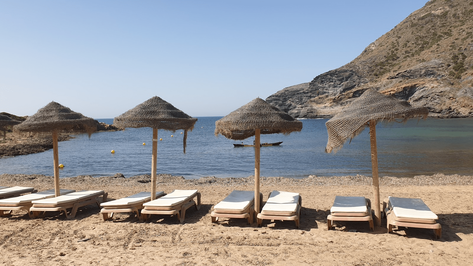 image of Cala Reona with numerous seats on the sand for tourists
