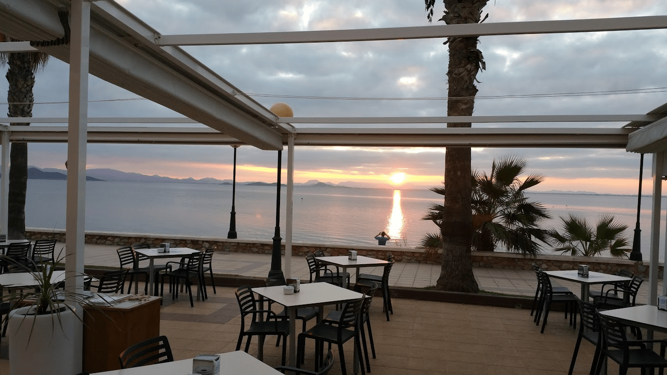 Paquebote, a restaurant near the Playa Mistral beach with ocean view.