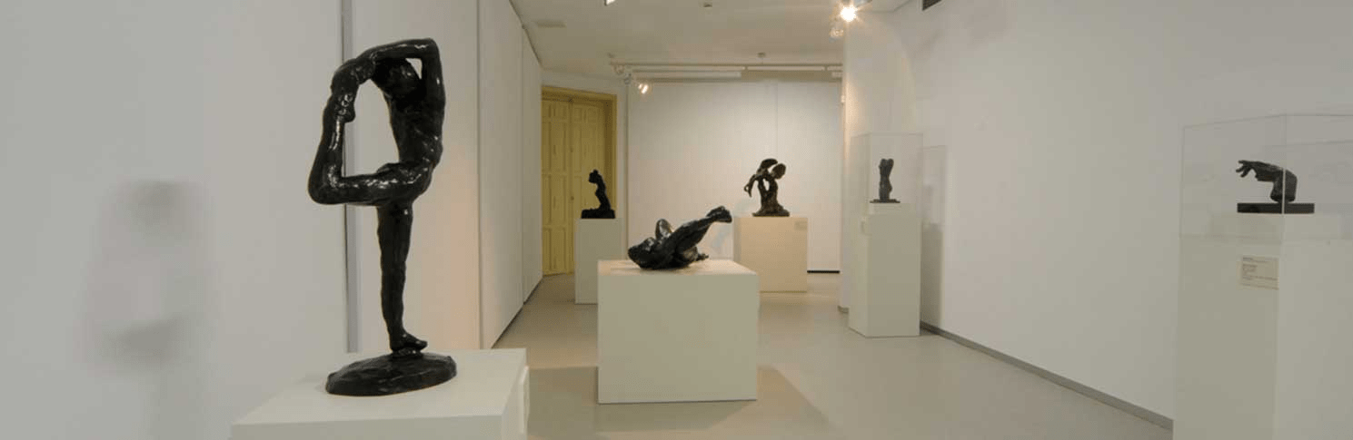 picture showing multiple scullptures being displayed at the museum of modern art in Murcia