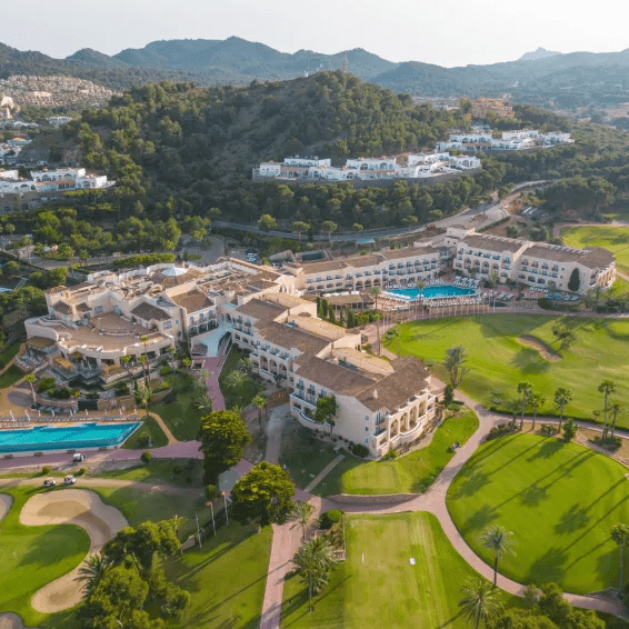 Ample vision of LA Manga Club, you can see the entrance of three courses tha place offers