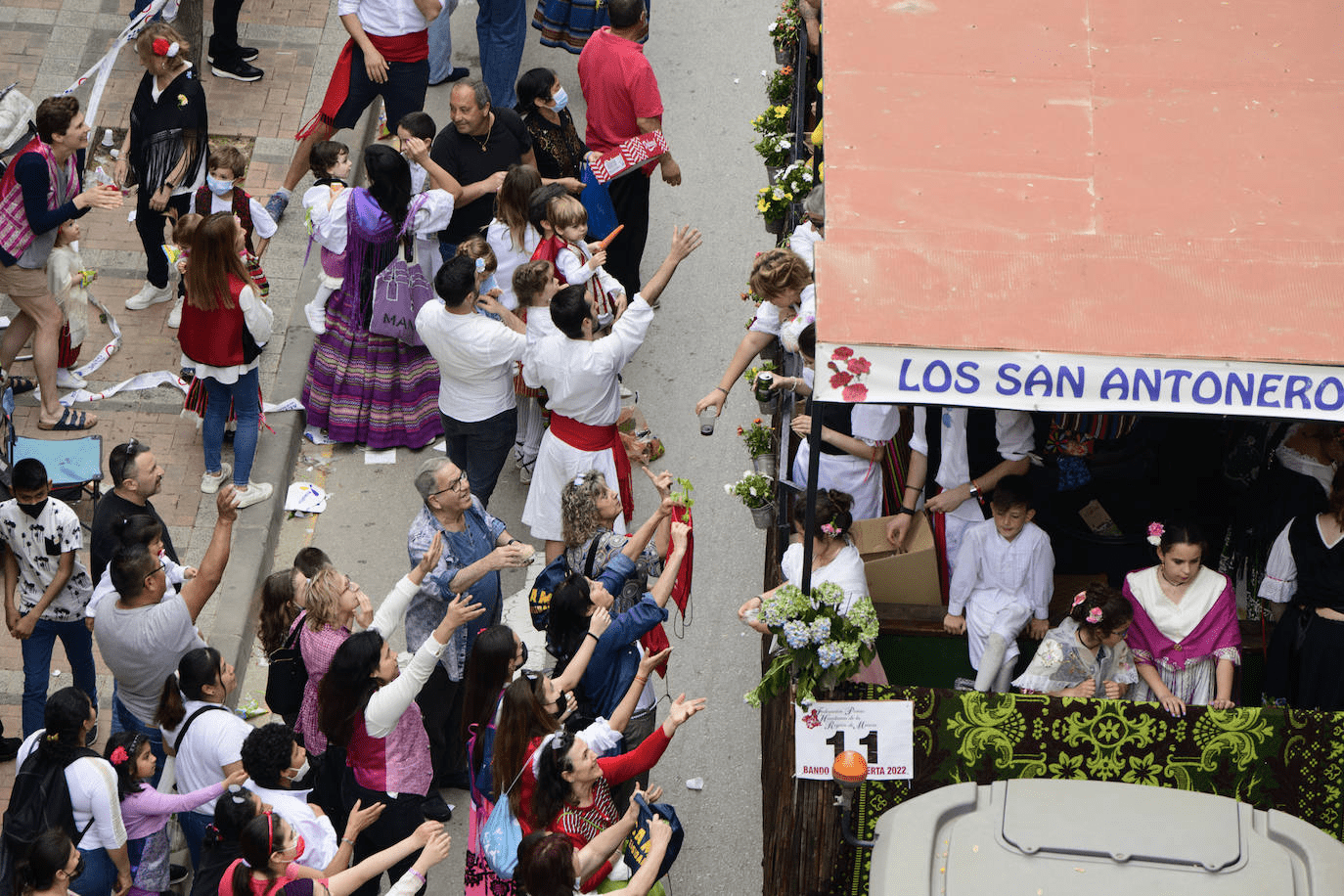 Legumes, fruits, and vegetables are distributed on the floats