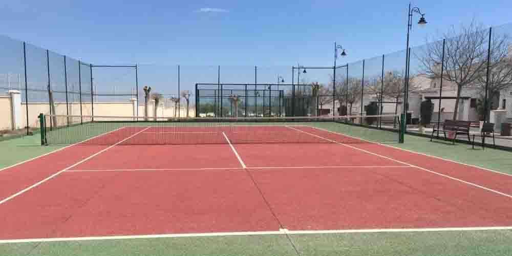 The tennis court in El Valle Golf Resort