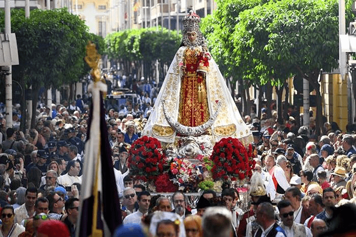   Virgen de la Fuensanta, being hold by people