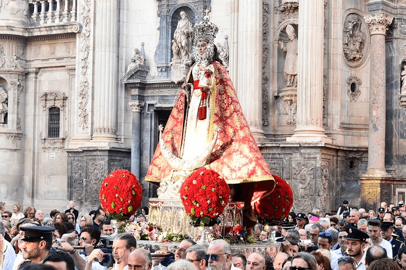 Virgen de la Fuensanta (Virgin of Fuensanta)  being carried by people