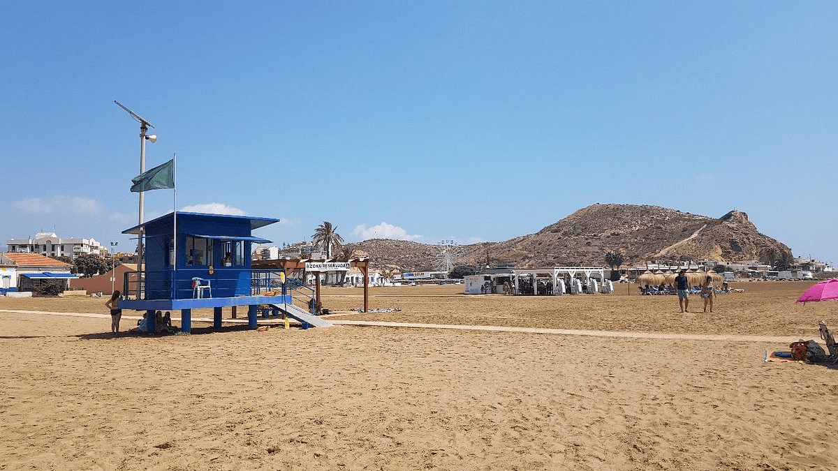 image from playa de la isla showing a lifeguard station