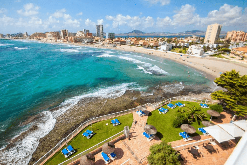 image from the external lounge of the hotel with the beach on the background