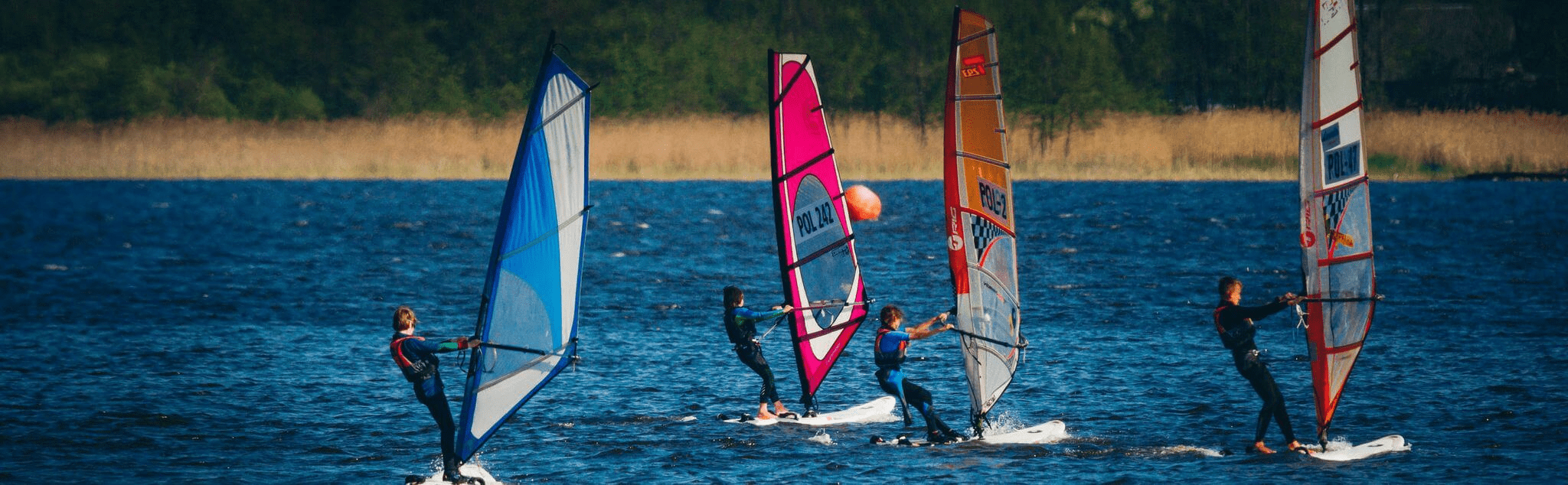 picture of multiple people windsurfing together