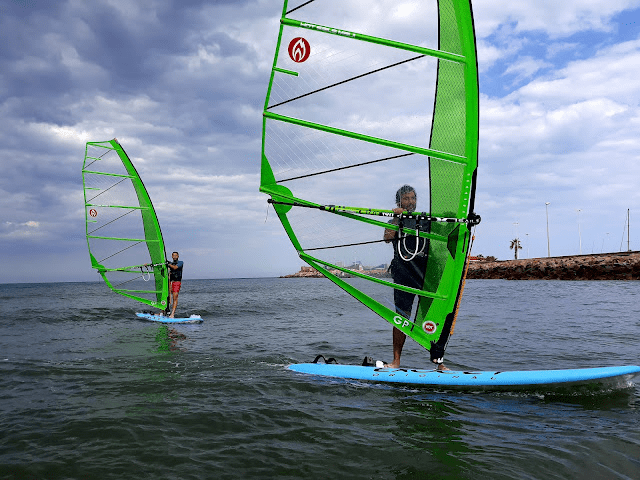 picture of multiple people windsurfing