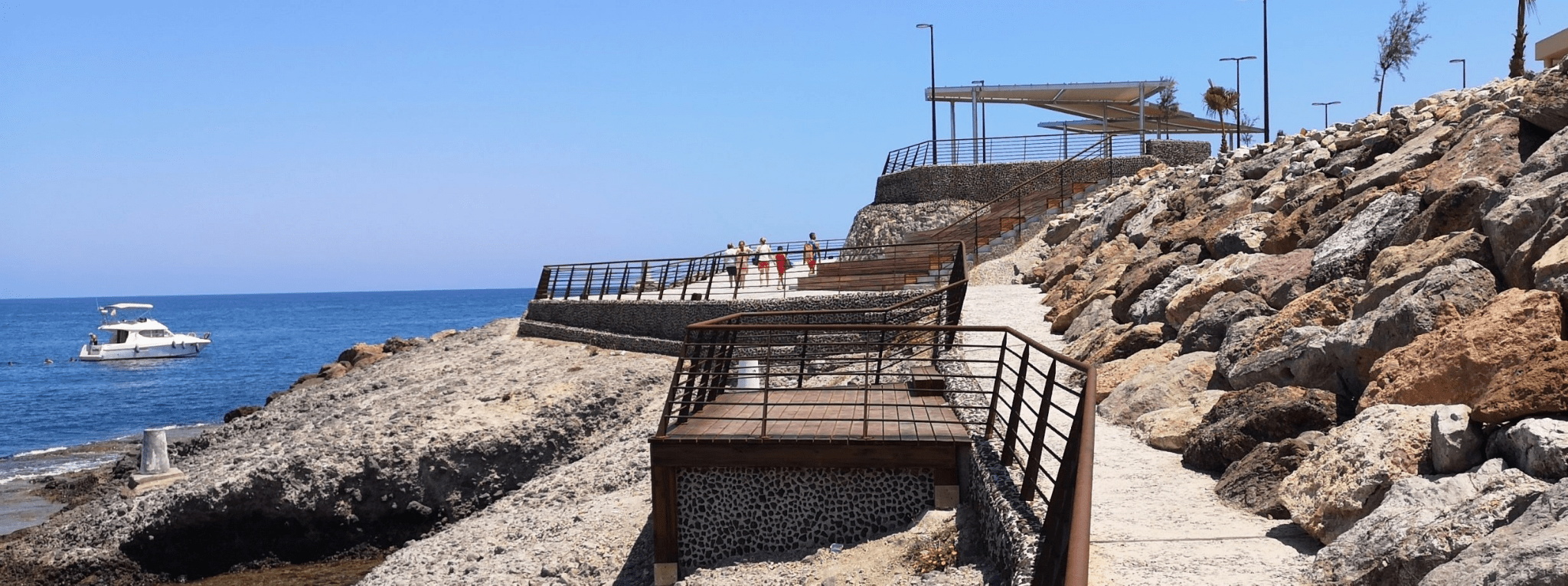 picture of people walking through the coast of La Manga