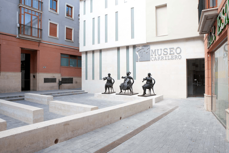 Entrance to Museo Carrilero with  life-size sculptural group at the entrance, representing a trio of instrumentalists