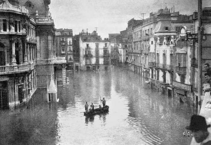Flooding in Plaza Ayunamento 