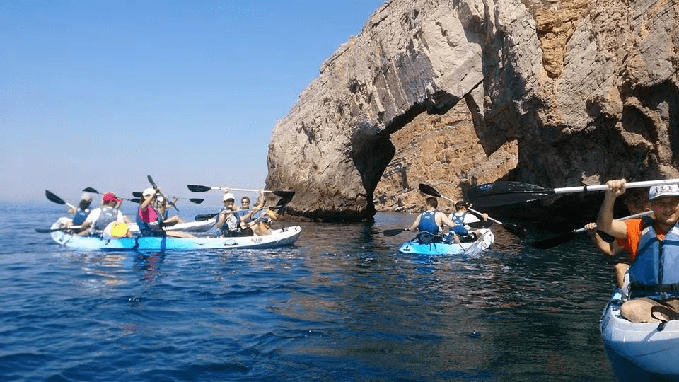 image of multiple people doing a boat tour in Cartagena