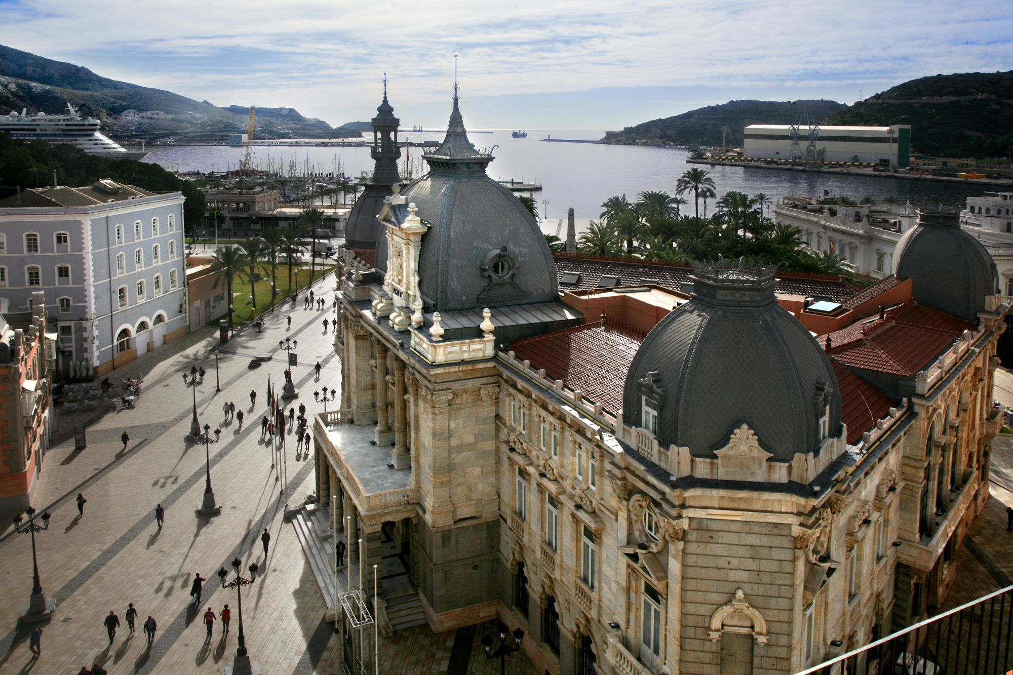 image of the center of Cartagena showing buildings and the sea