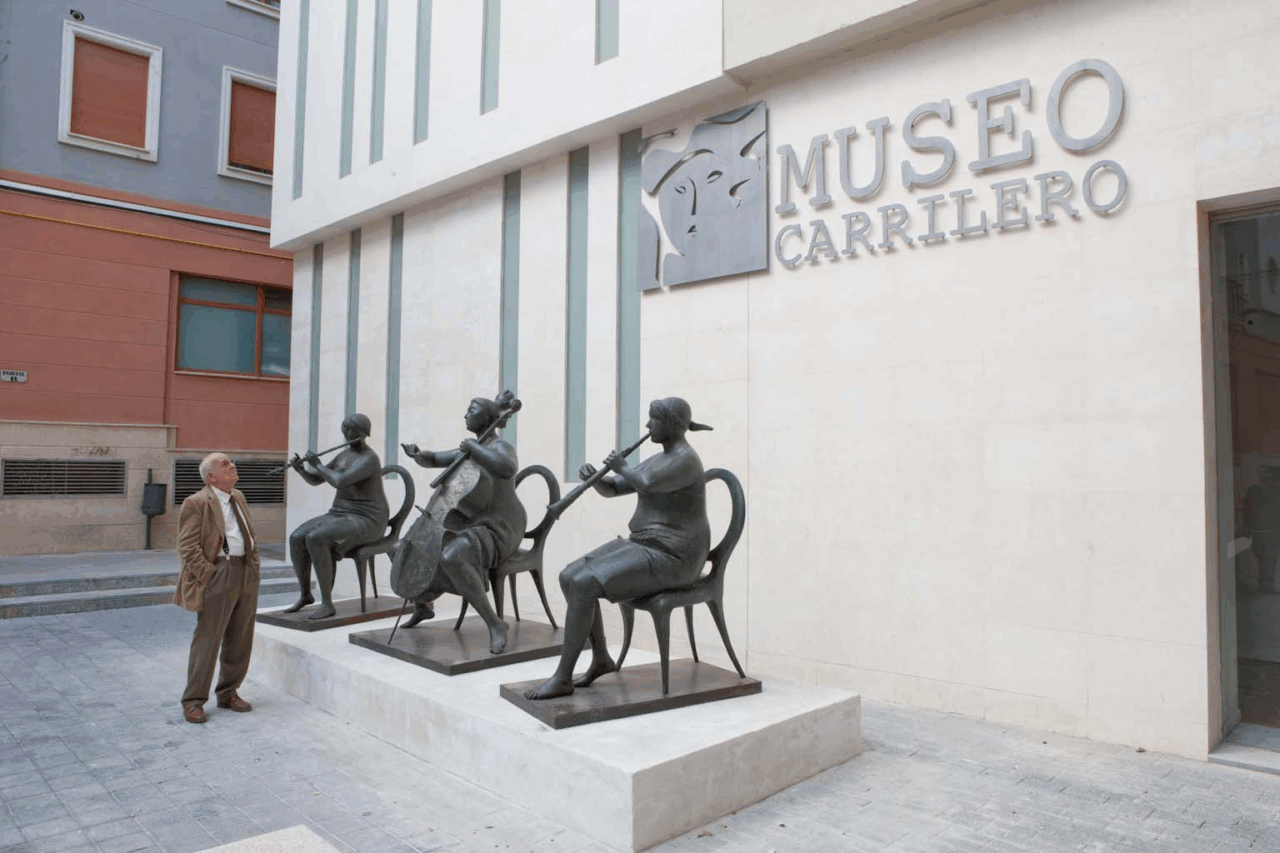Museo Carrilero building with life-size sculptural group at the entrance, representing a trio of instrumentalists