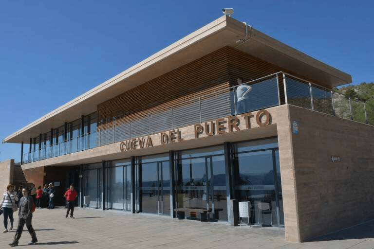 picture from the entrance of the site with numerous tourists waiting
