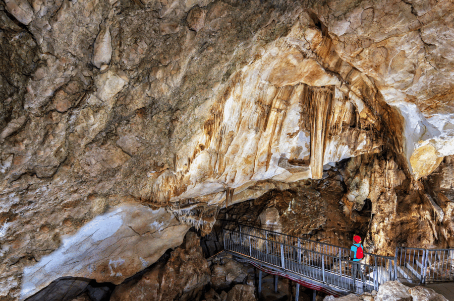 picture showing a bridge crossing one part of Cueva del Puerto
