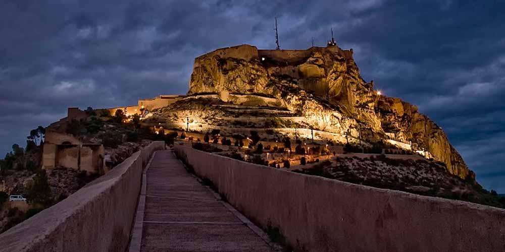 Santa Bárbara castle in the night