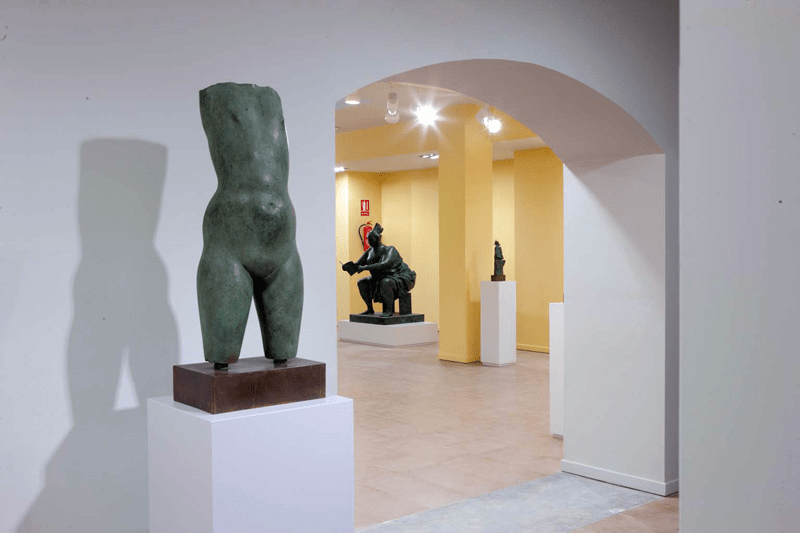 Sculptures exhibition inside the Museo Carrilero bulding