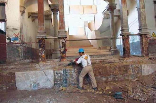 The process to fully refurbish the Palacio Consistorial began in 1995. It was  a costly process of restoration work was carried out and restored under the command of the architect Juan Antonio Molina.