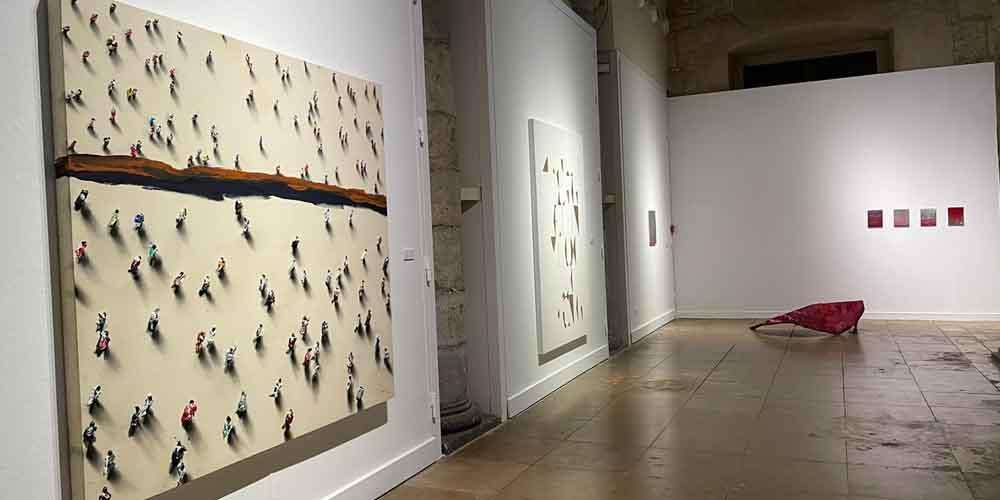 An exhibition in the column-based hall of the Almudí Palace