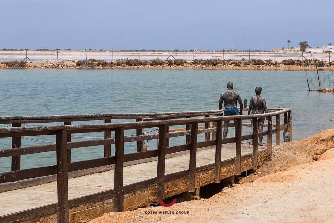 image of las charcas showing a couple covered in mud