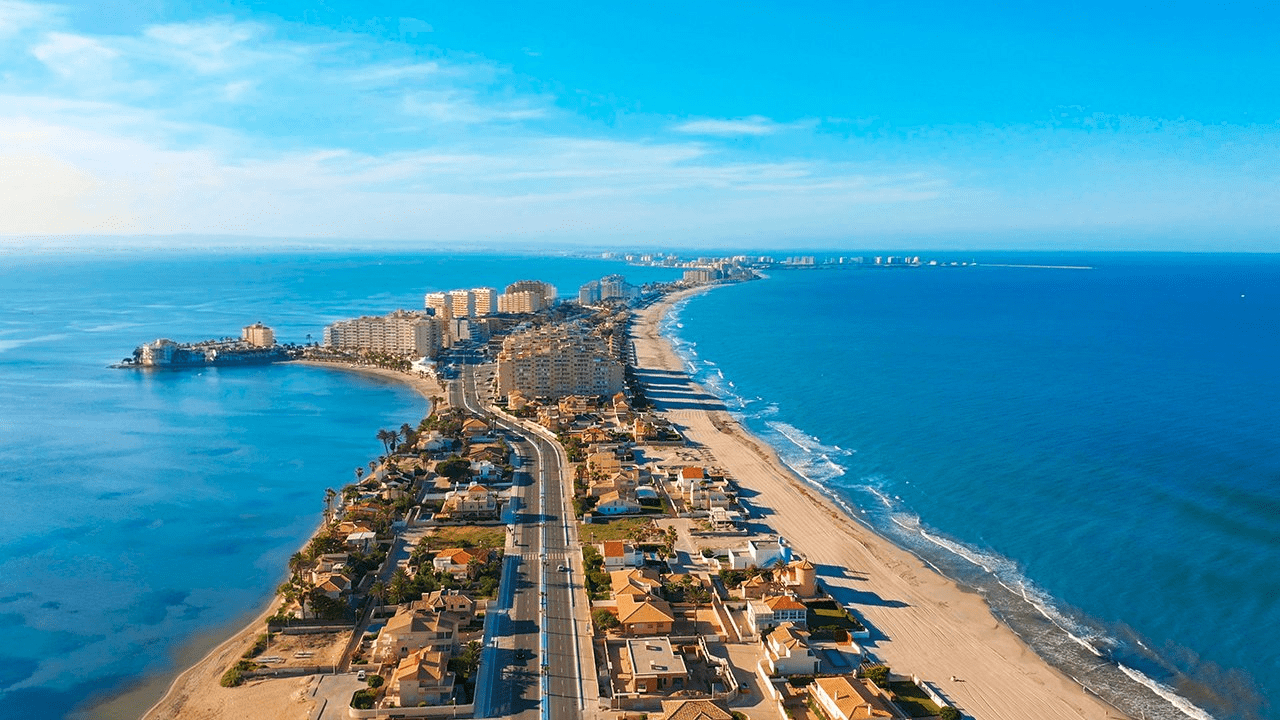 picture of the strip of La Manga showing the beaches and the buildings