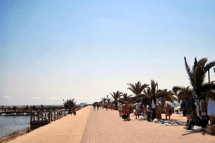 picture showing people waking on the beach of Las Charcas