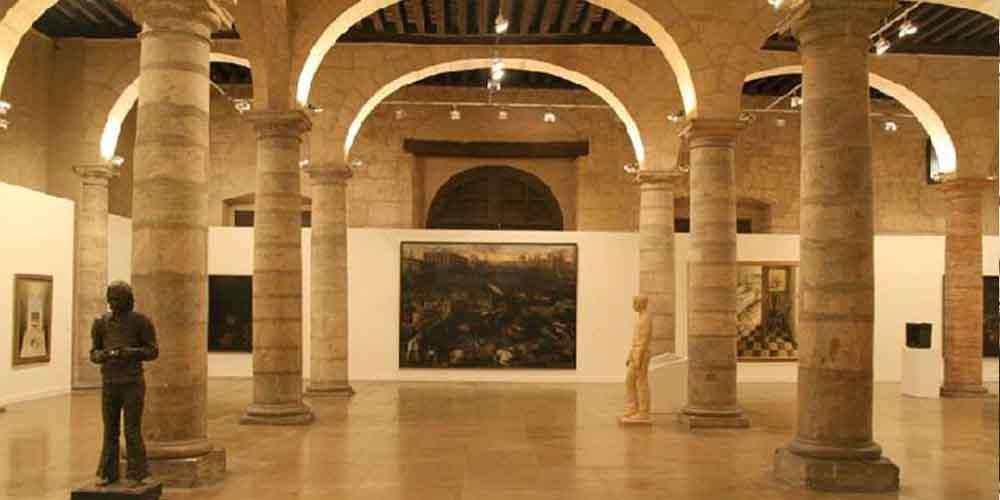 The column-based hall of the Almudí Palace